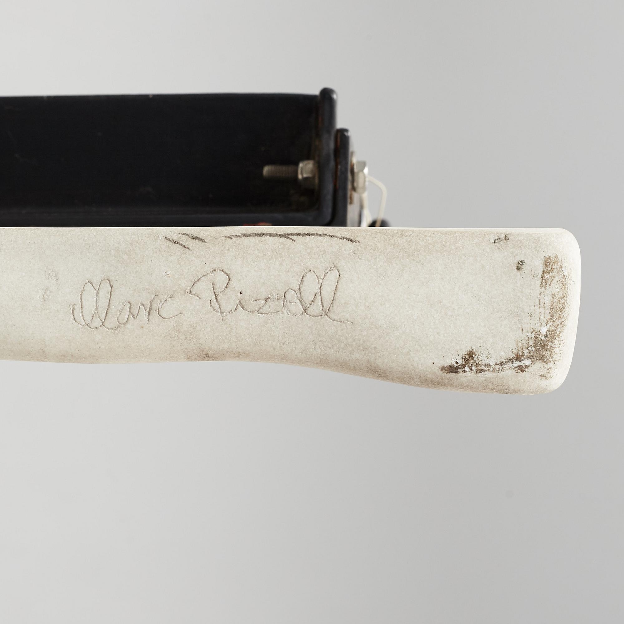 Marc Rizell, marmorskulptur på järnstativ, signerad.