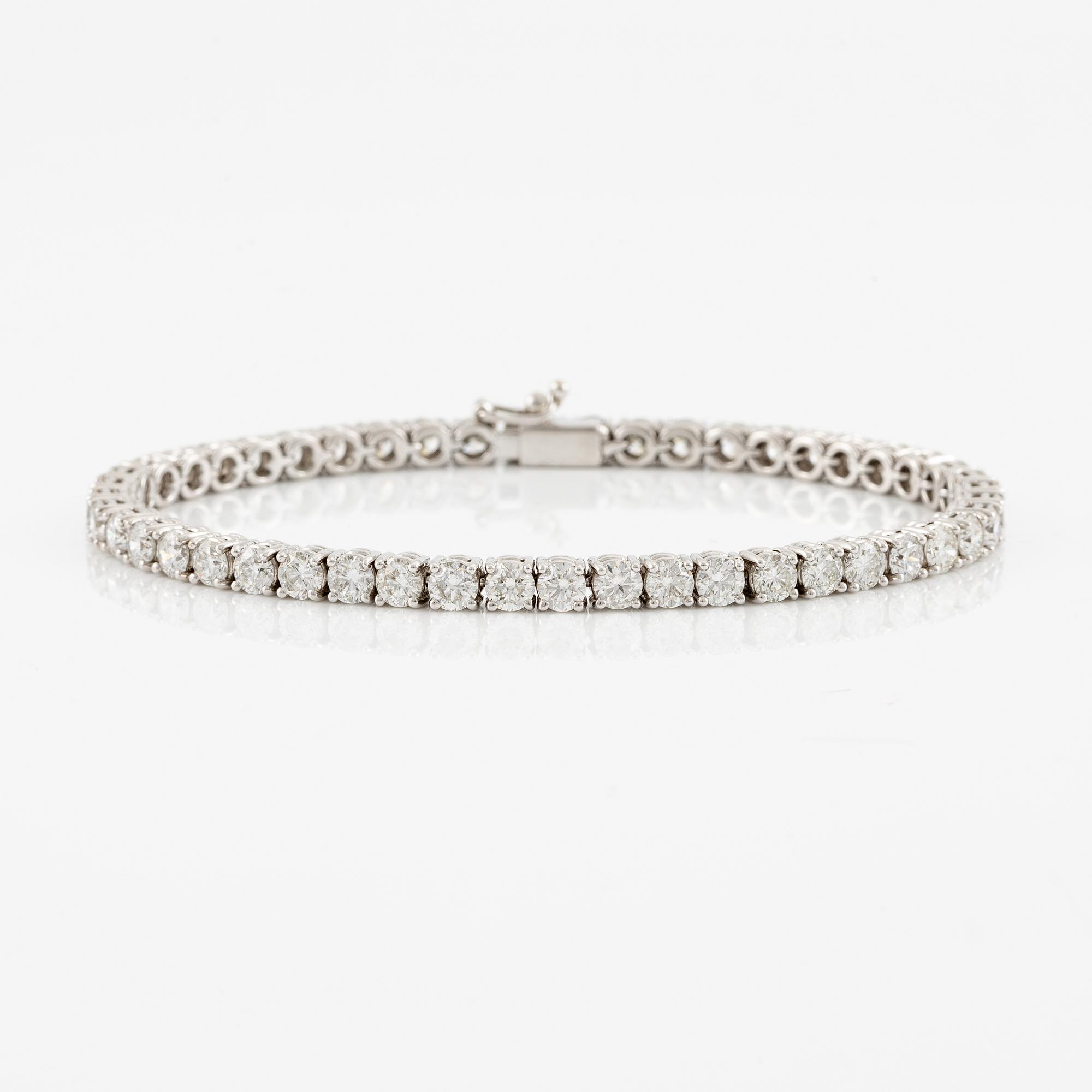 A tennis bracelet 18K white gold with round brilliant-cut diamonds.