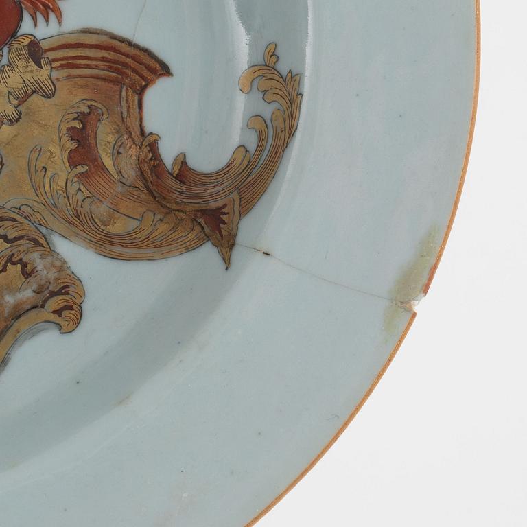 A Chinese Dutch-market export porcelain armorial plate, Qing dynasty, 18th century.