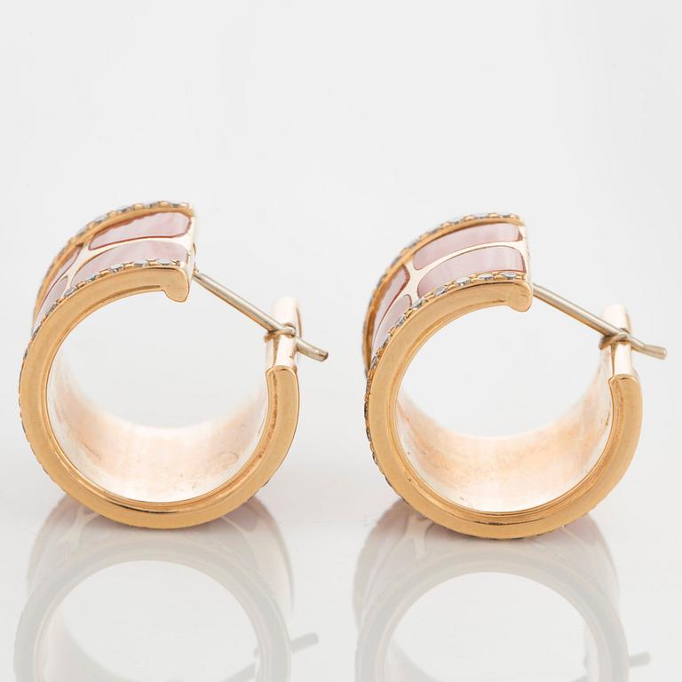 Paul Binder ett par örhängen korall med runda briljantslipade diamanter total vikt ca 0.90 ct.