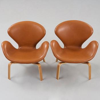 Arne Jacobsen, A pair of 'Swan' easy chairs, Fritz Hansen, Denmark 1966.