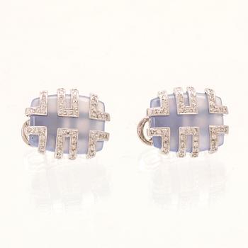Örhängen 18k vitguld, briljantslipade diamanter och troligen kalcedon.