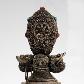 Pyhäinjäännöslipas, metalli sekä komposiitti, kivi. Tiibet/Kiina, 1900-luku.