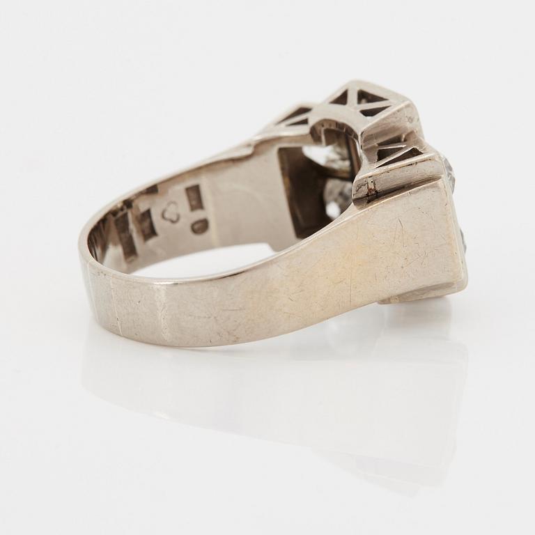 Ring 18K vitguld med gammalslipade diamanter.