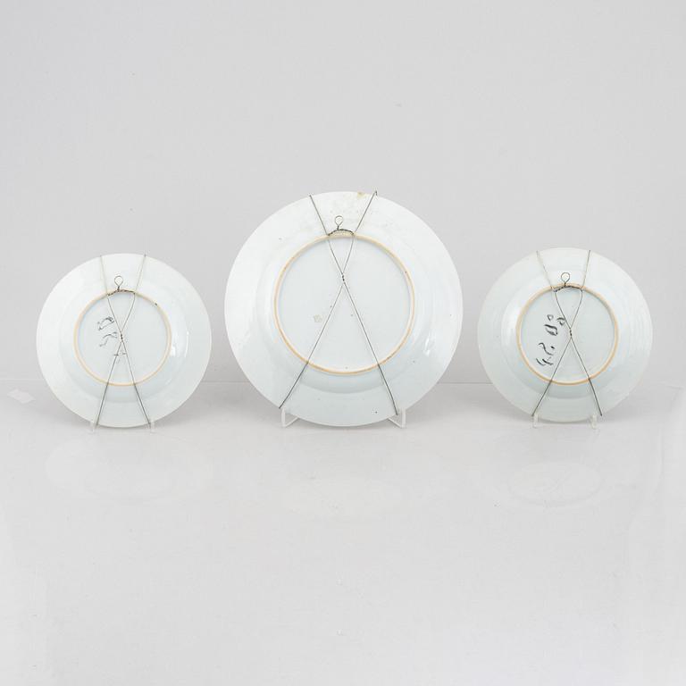 Five Famille rose plates and a charger, China, Qianlong (1736-95).