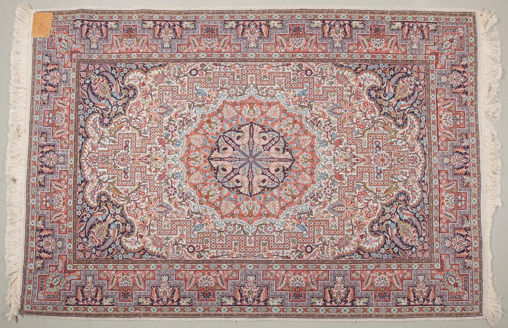 MATTA, silke. Ca 184x124 cm.