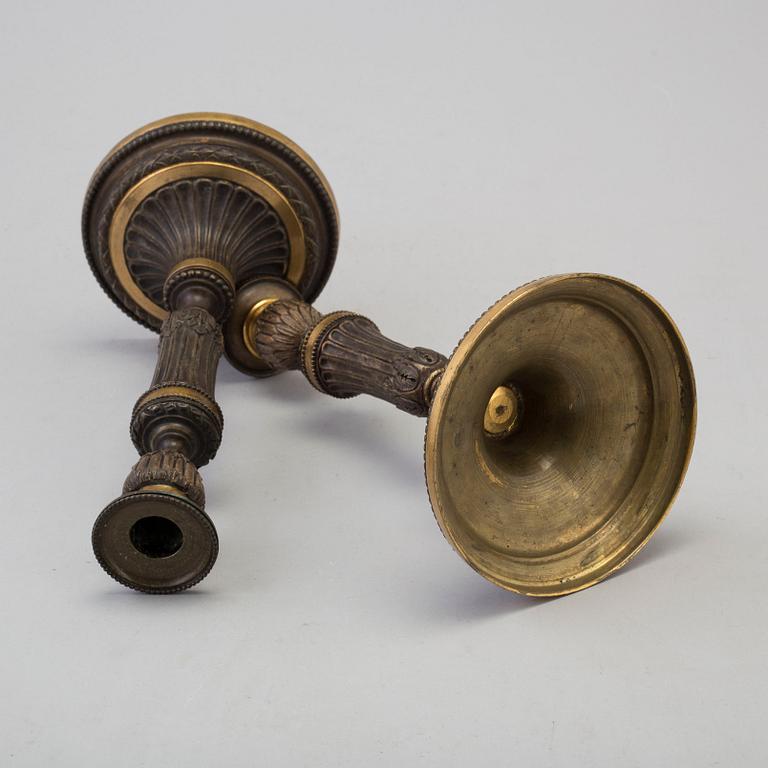 LJUSSTAKAR, ett par, brons, Frankrike, omkring år 1800.