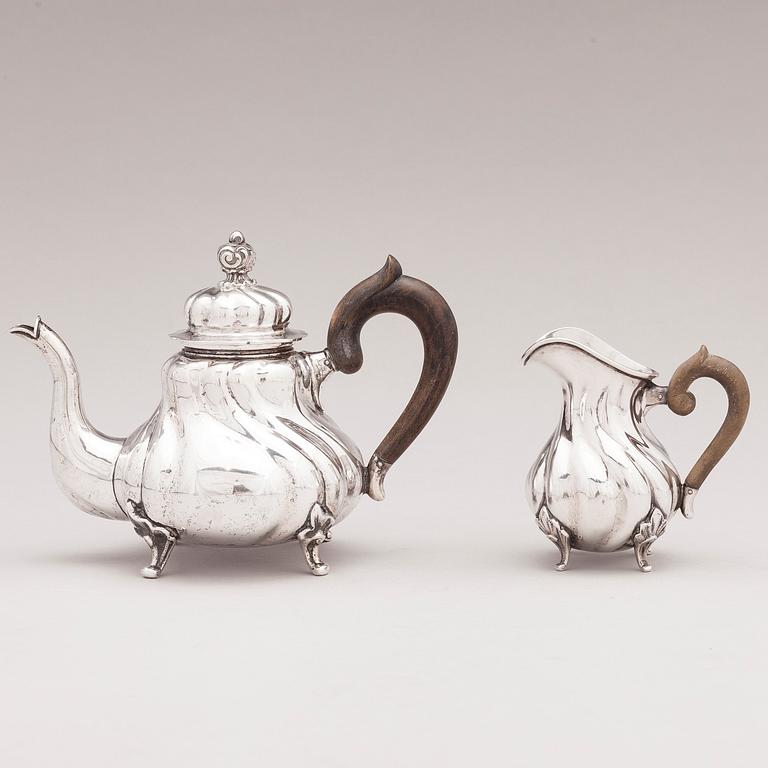 A silver teapot and milk jug with wooden handles, B. Schäfer, Dresden. Mahd. yhd 1222883.