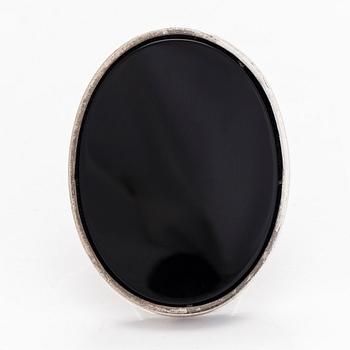 Ring, sterling silver and onyx, Urpo Kajander, Kaunis Koru.