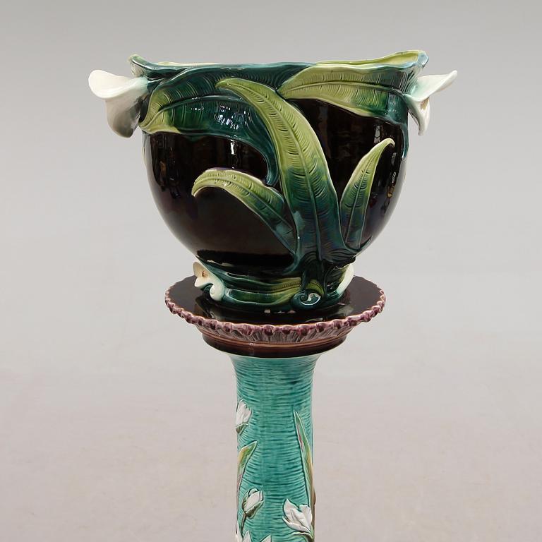 PIEDESTAL SAMT SNARLIKT YTTERFODER, majolika, Tyskland, omkring år 1900.