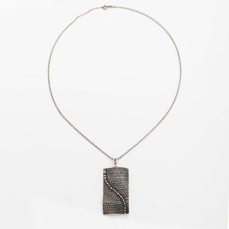 Jorma Laine, A silver necklace "Magic carpet". Kultateollisuus, Turku 1970.