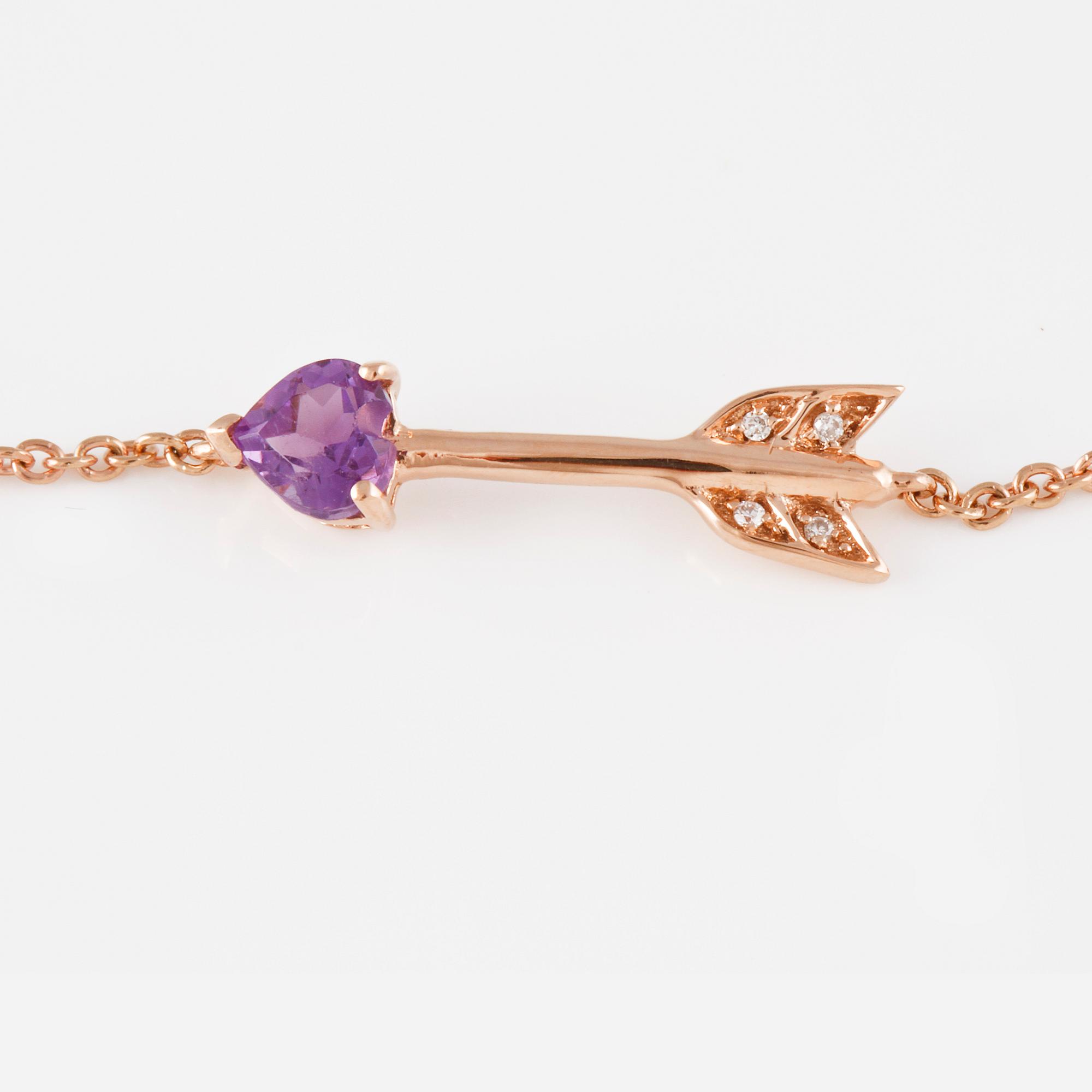 ARMBAND, 18K roséguld med 4 små briljantslipade diamanter samt fasettslipad ametist ca 0.20 ct. Vikt 1,4 gram.