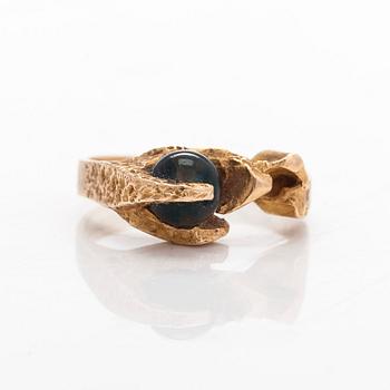 Björn Weckström, a 14K gold 'Hidden agate' ring with a moss agate. Lapponia 1976.