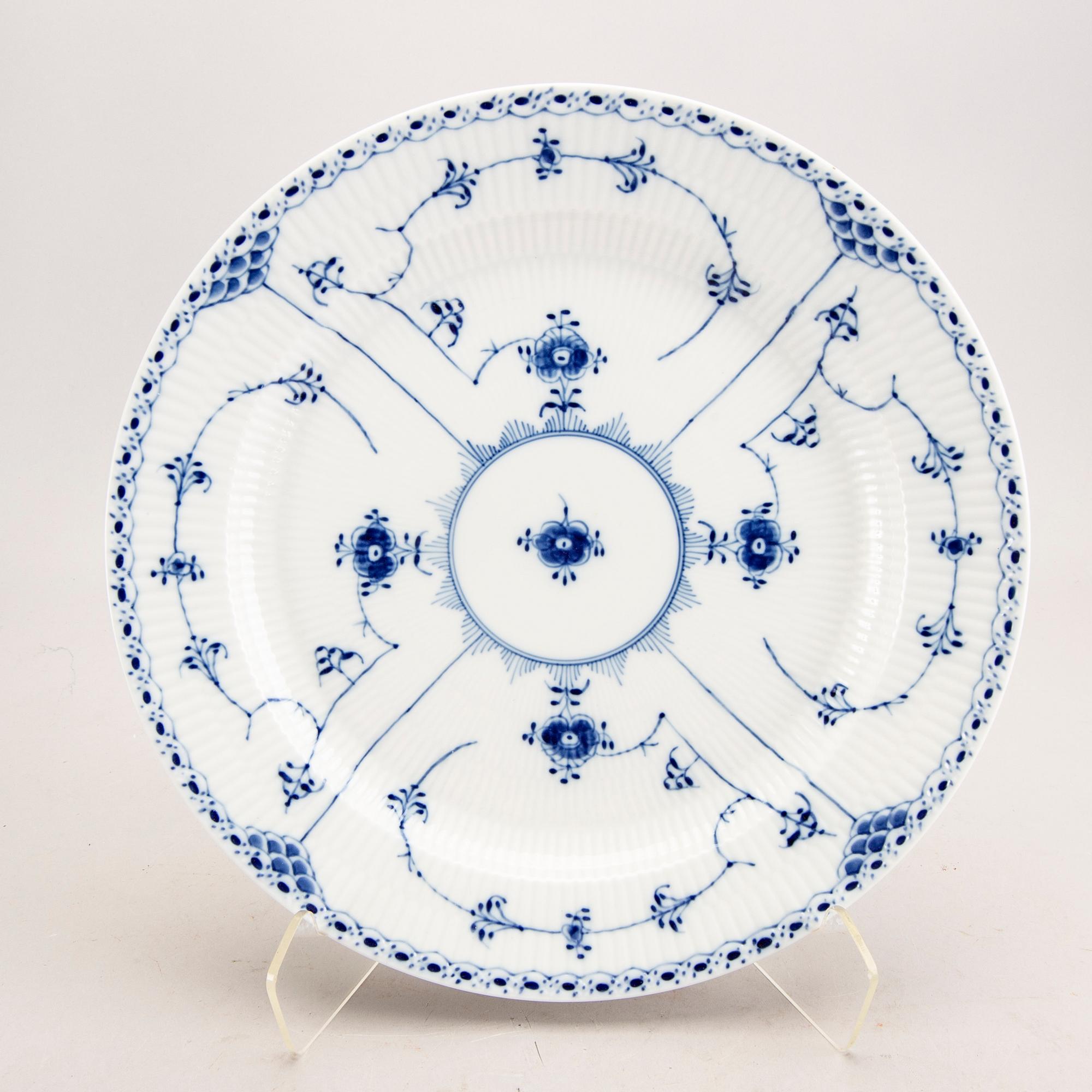 A Royal Copenhagen Muselmalet halvblonde 1940s 51 pcs porcelain dinner service.