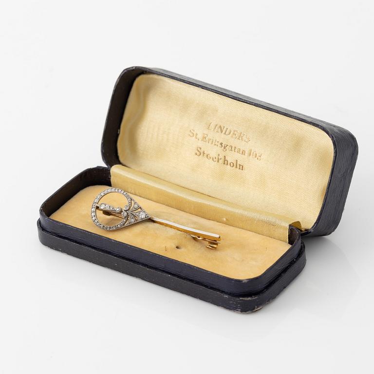 Brooch, gold and old-cut and rose-cut diamonds.