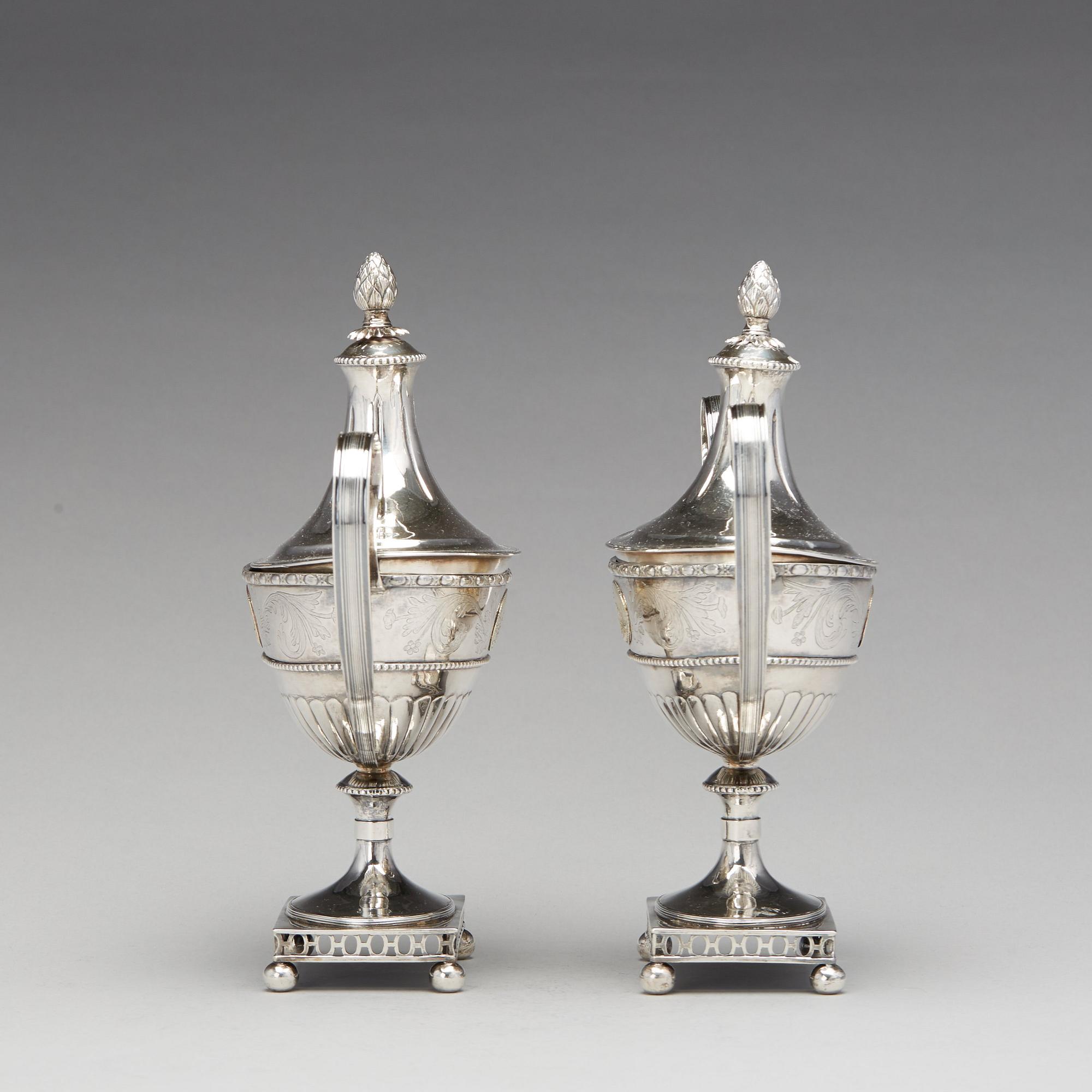 Hans Lyberg, sockerskålar med lock, ett par, silver, Borås 1805. Sengustavianska.