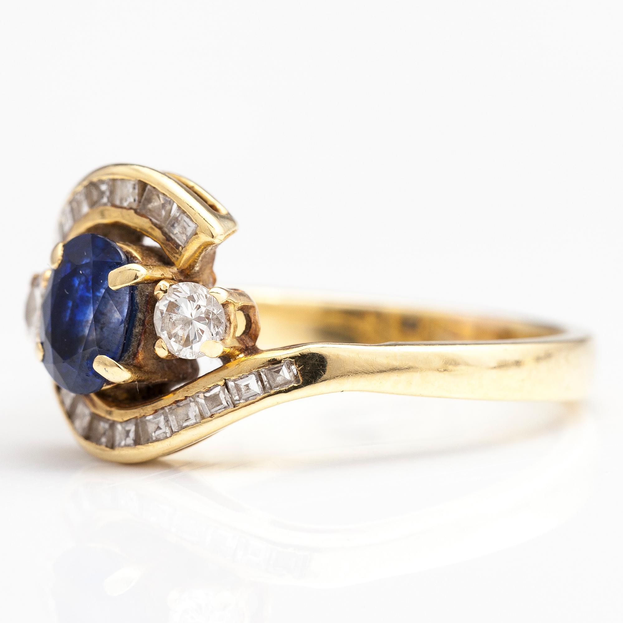 A 14-18K gold ring with a sapphire and diamonds ca. 0.43 ct in total.