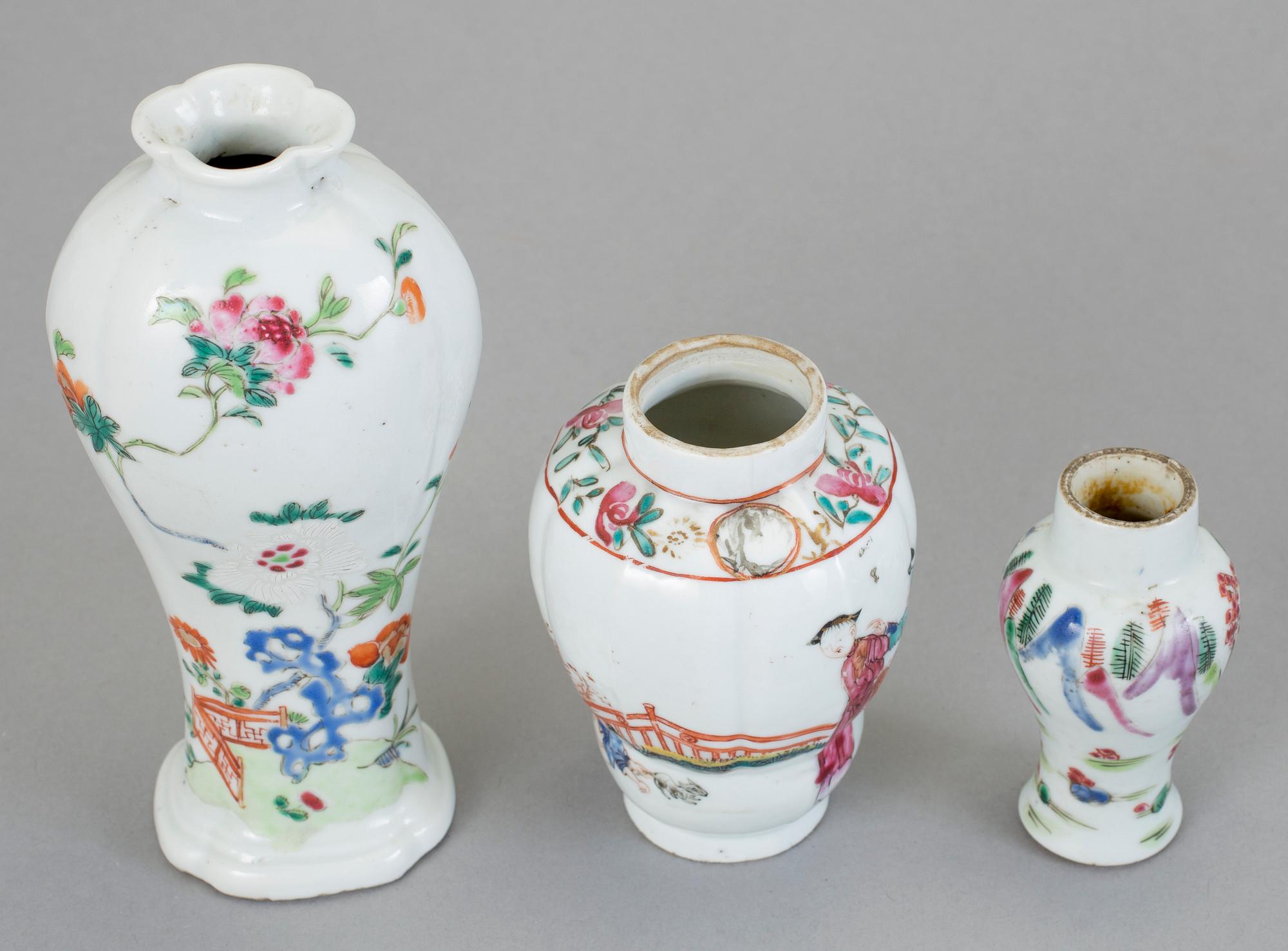 VAS samt URNOR, 2 st, porslin, Qingdynastin, Qianlong (1736-95).