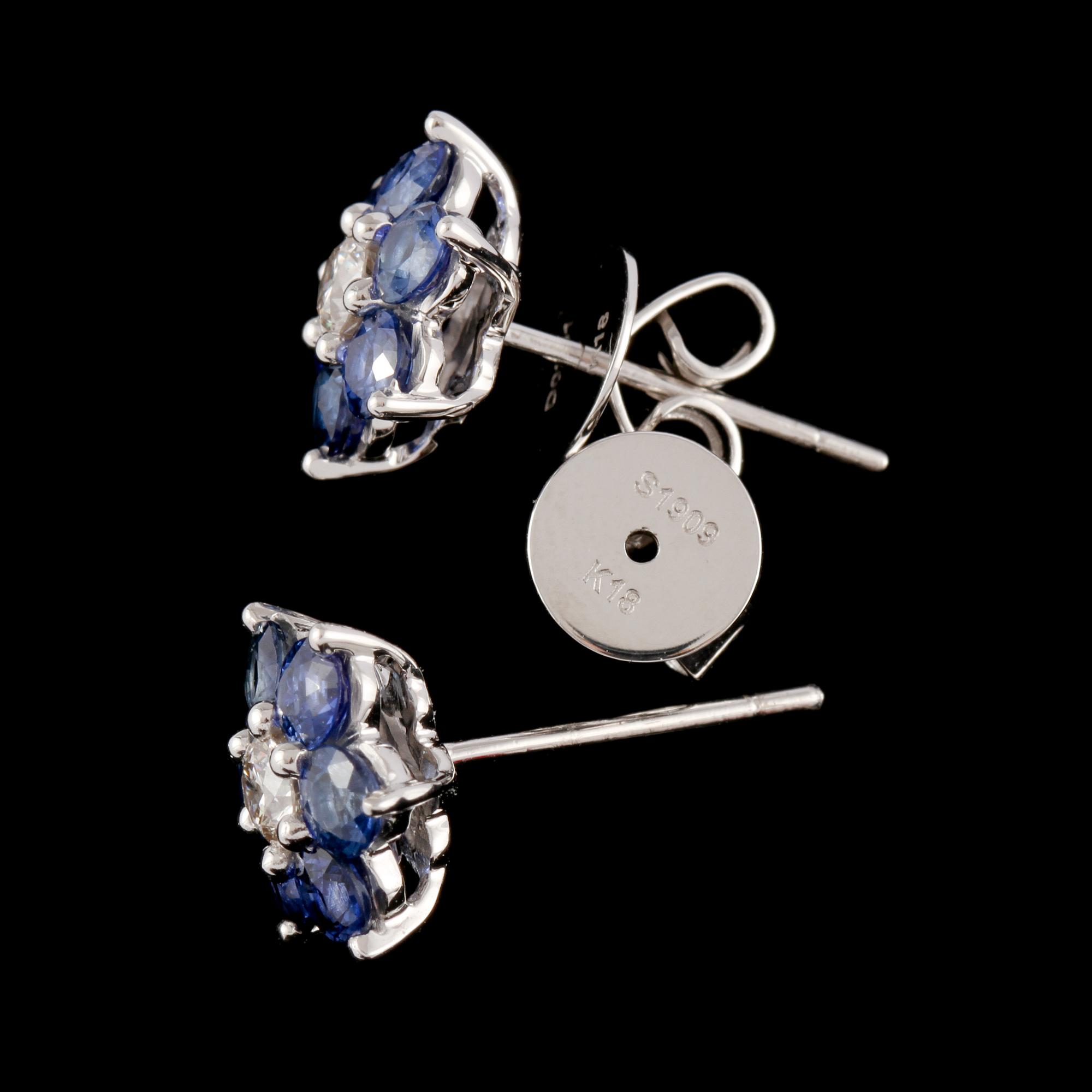 ÖRHÄNGEN, ett par, 18k vitguld med 2 briljantslipade diamanter, tot 0.25 ct samt 12 blå safirer, tot 1.91 ct. Vikt 4 g.