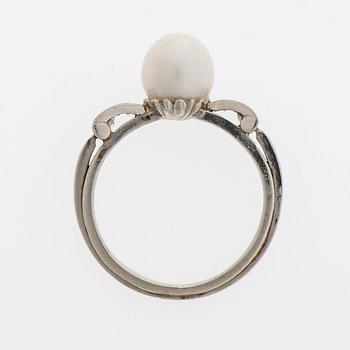 RING, odlad pärla, briljantslipade diamanter, platina. A. Tillander.