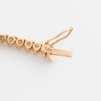 An 18K gold rivière necklace set with round brilliant-cut diamonds.