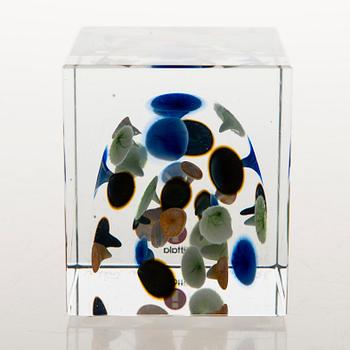 OIVA TOIKKA, An annual glass cube, signed Oiva Toikka Nuutajärvi 2005 and numbered 351/2000.