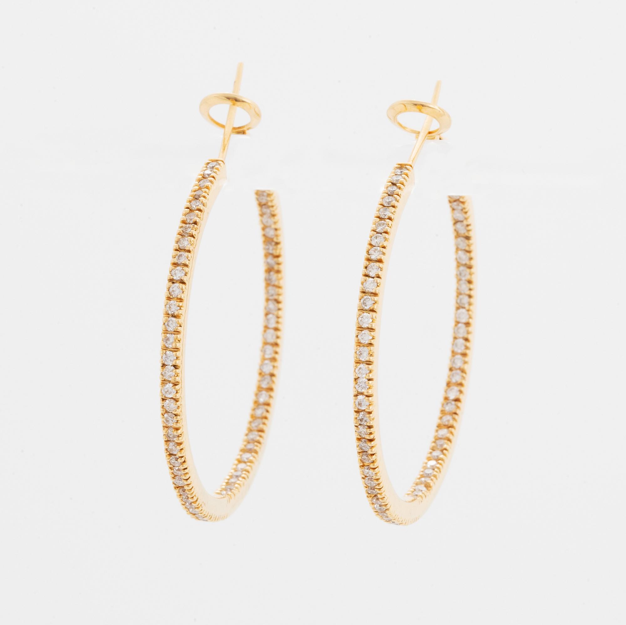 Örhängen hoops med briljantslipade diamanter.