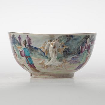 SKÅL MED HÄNKLAR, porslin, Kina, Qianlong (1736-1796).