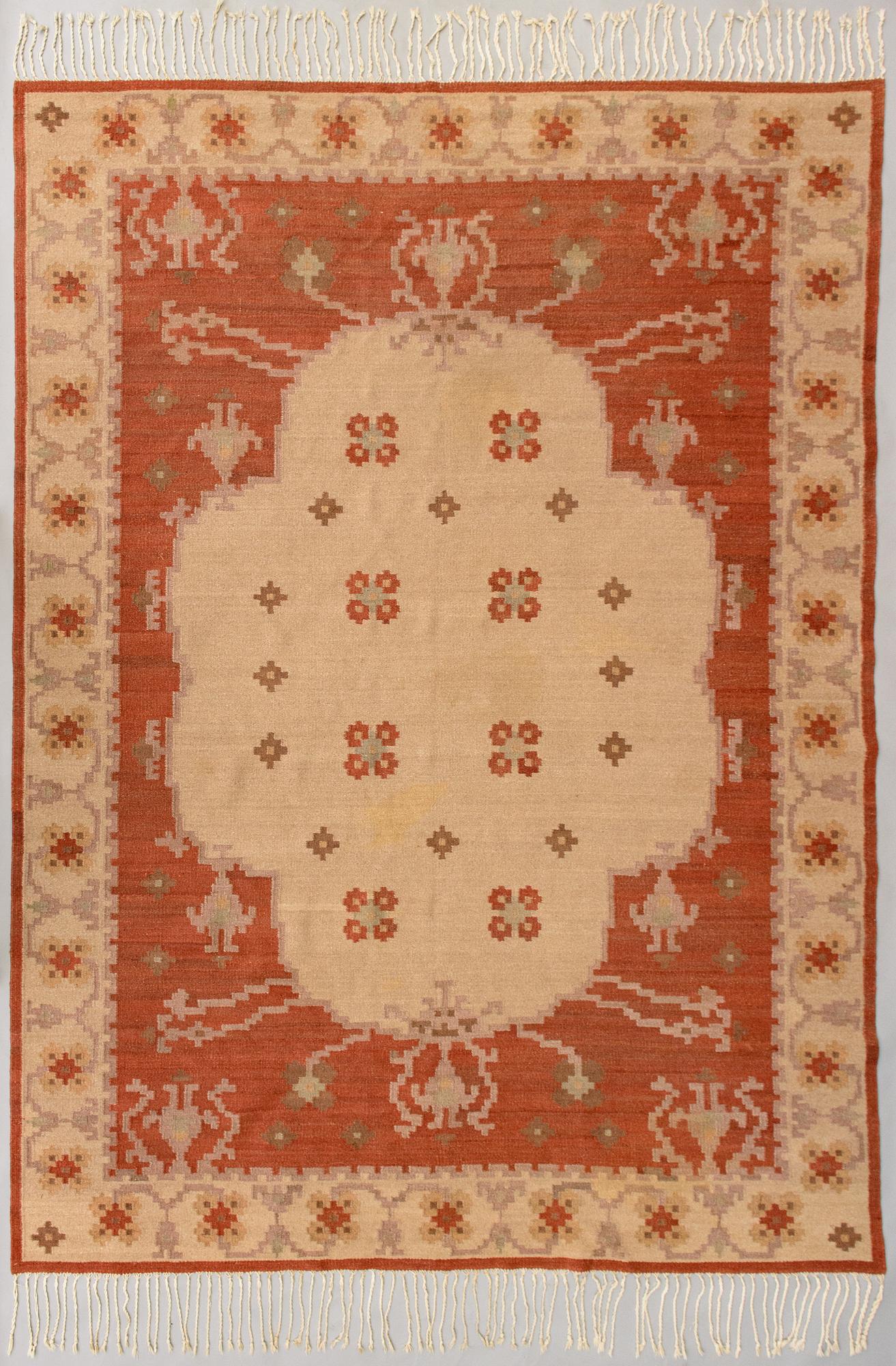 A 1920s Finnish flat weave carpet probably for Kotiteollisuus Oy Orkamo. Circa 350x225 cm.