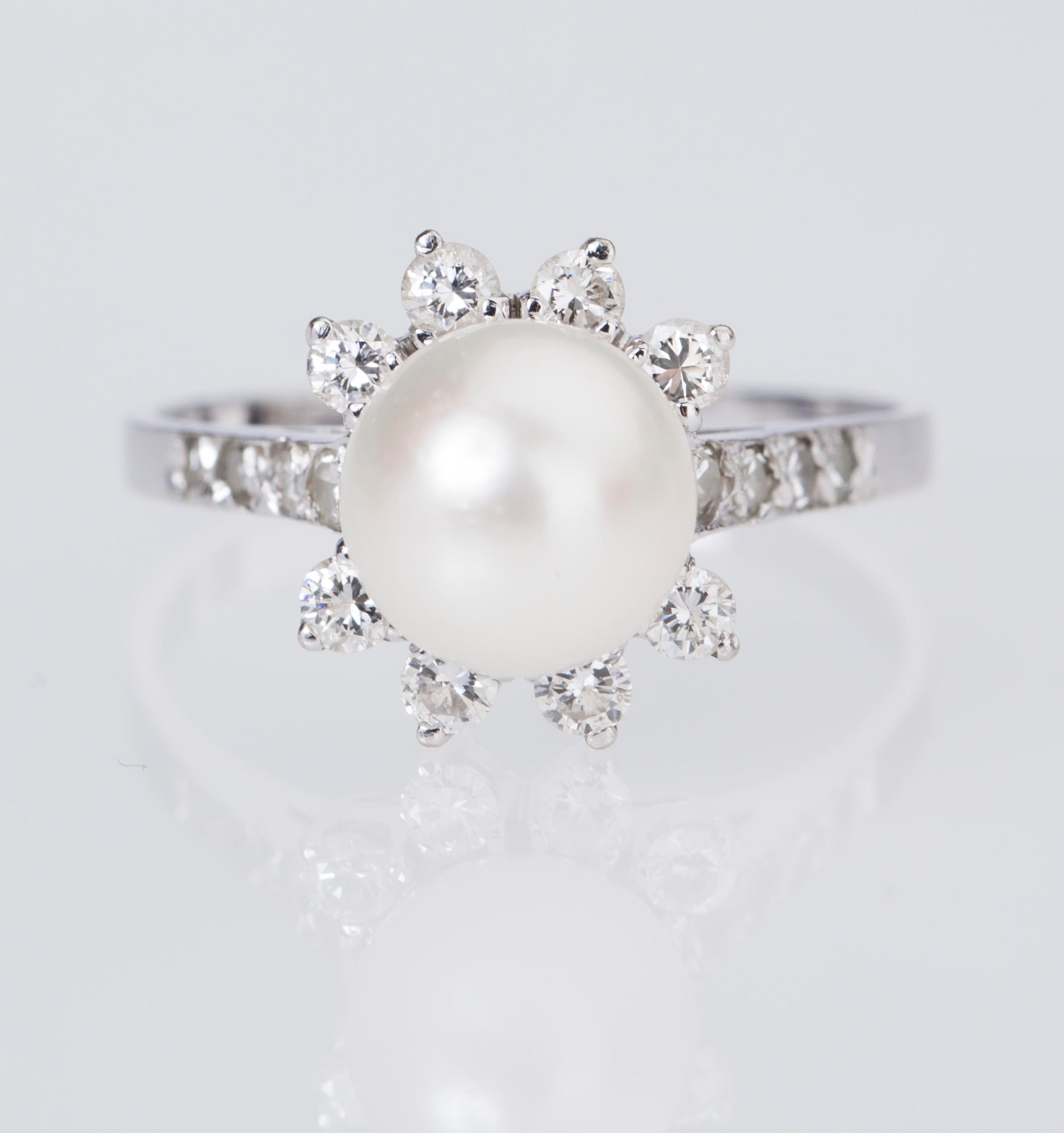 RING, 18 K vitguld med pärla samt diamanter ca 0.50 ct. Vikt ca 3,2 g.