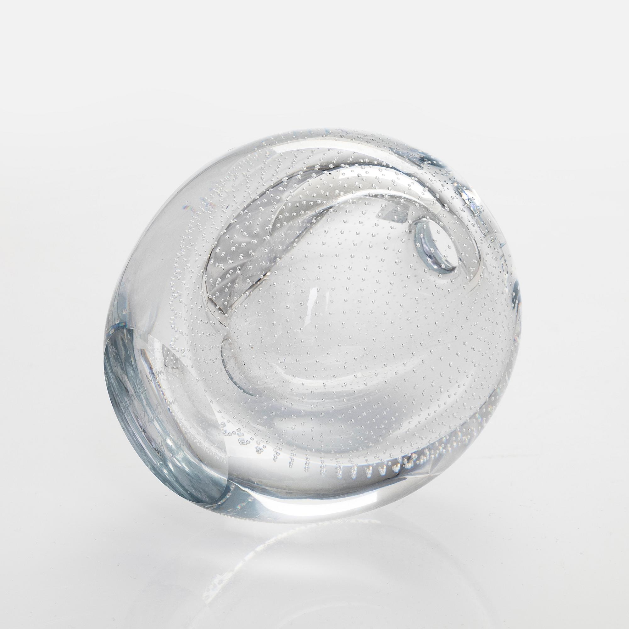 Gunnel Nyman, A glass vase, signed Gunnel Nyman Nuutajärvi 1947/1987.