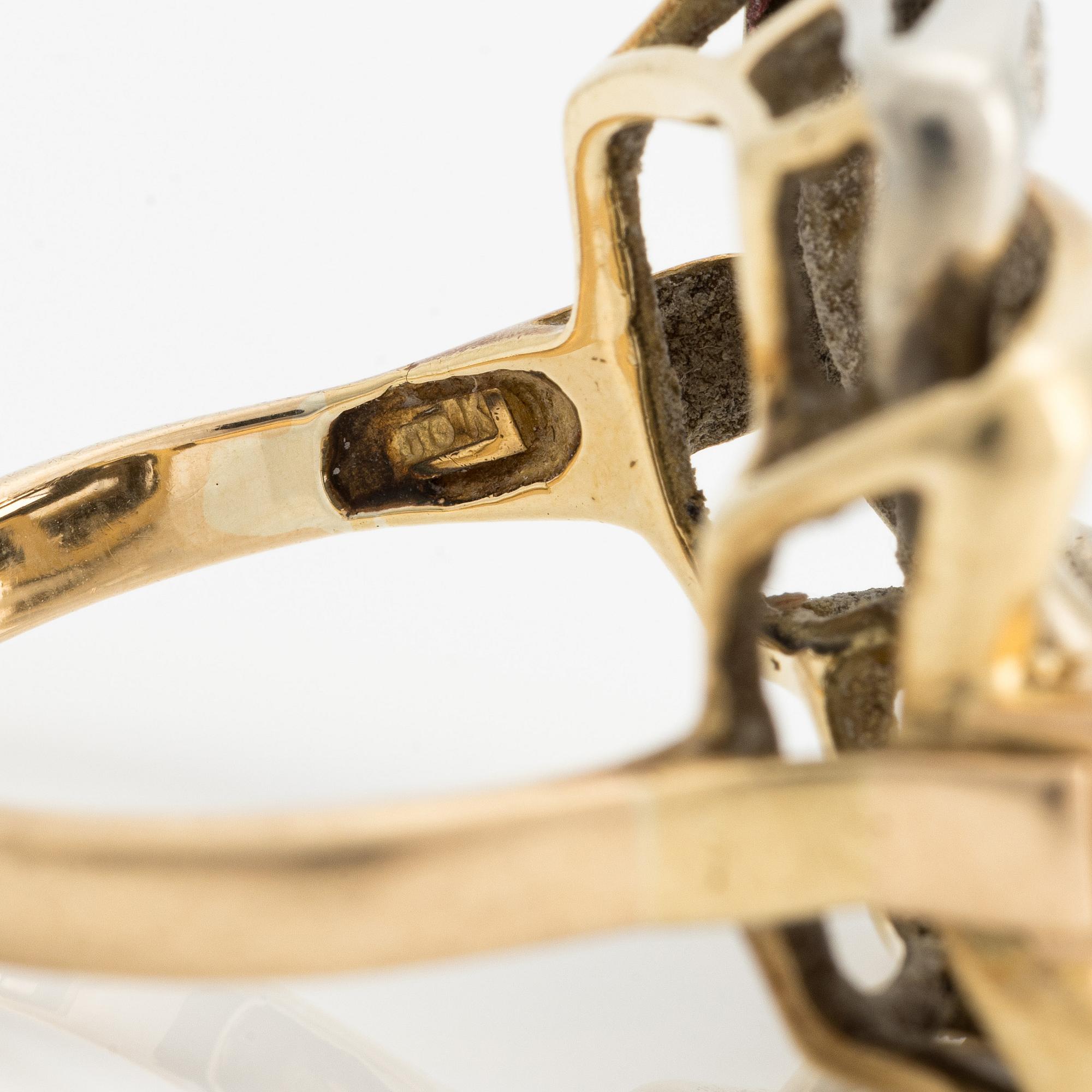 Ring, 18K guld och vitguld med briljantslipade och åttkantslipade diamanter.