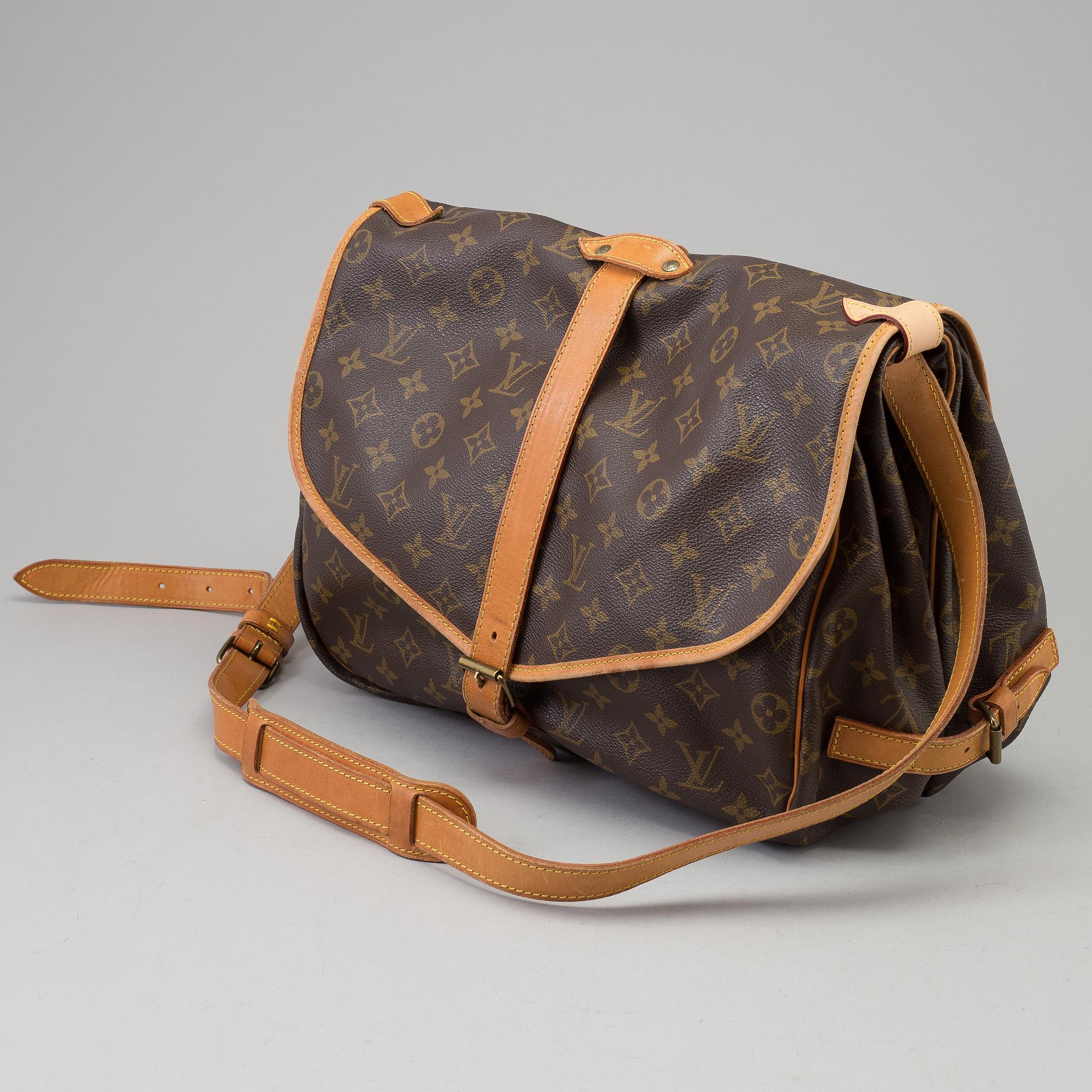 LOUIS VUITTON, a 'Saumur 35' monogram canvas bag.
