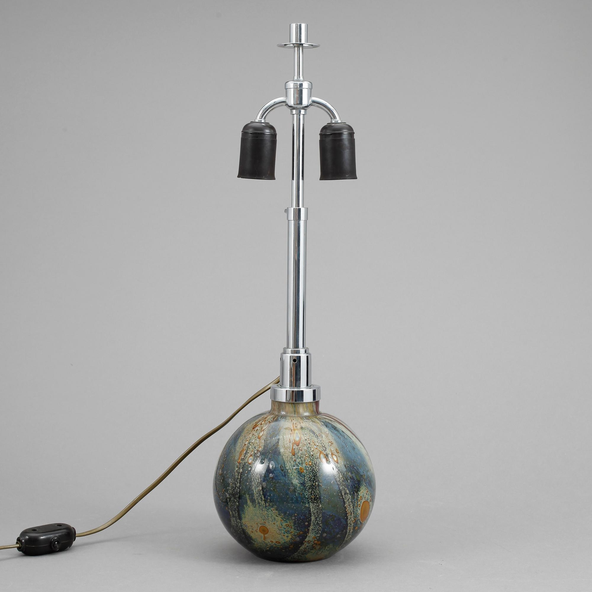 BORDSLAMPA, glas och metall, troligen WMF Ikora, 1900-talets första hälft.