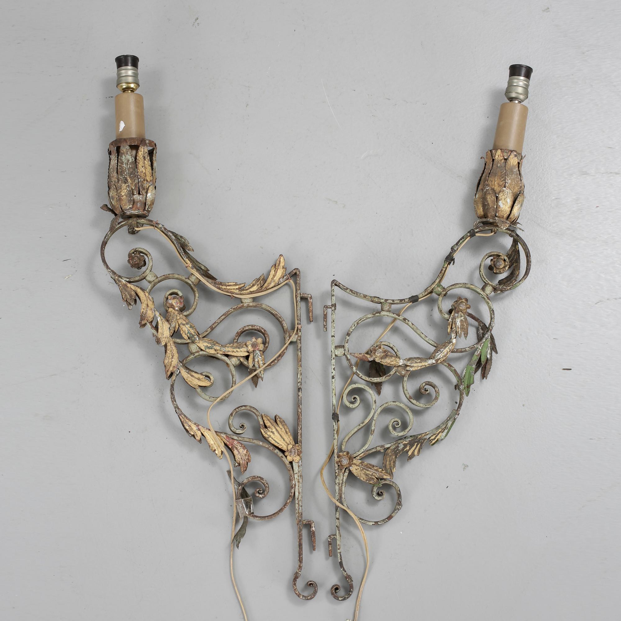 VÄGGLAMPETTER ett par, smidesjärn, 1900-talets första hälft.