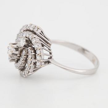 RING, med briljantslipade och åttkantslipade diamanter.