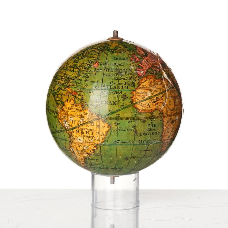 Reseglob med etui, av T. Harris & Son (globfabrikörer verksamma i London, 1802-1907), daterad 1812.