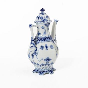 Royal Copenhagen, kaffekanna, porslin, "Musselmalet", helblond.