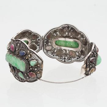 ARMBAND, silver med jade samt olikfärgade stenar. Vikt ca 56 g.