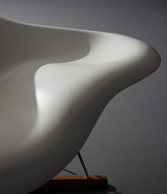 Charles & Ray Eames, "La Chaise",  Vitra 2012.