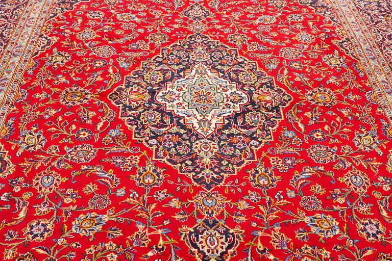 A Keshan carpet, c. 397 x 295 cm.