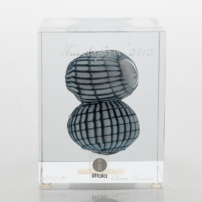 Oiva Toikka, årskub 2012, signerad Oiva Toikka, Nuutajärvi 2012, 61/2000.