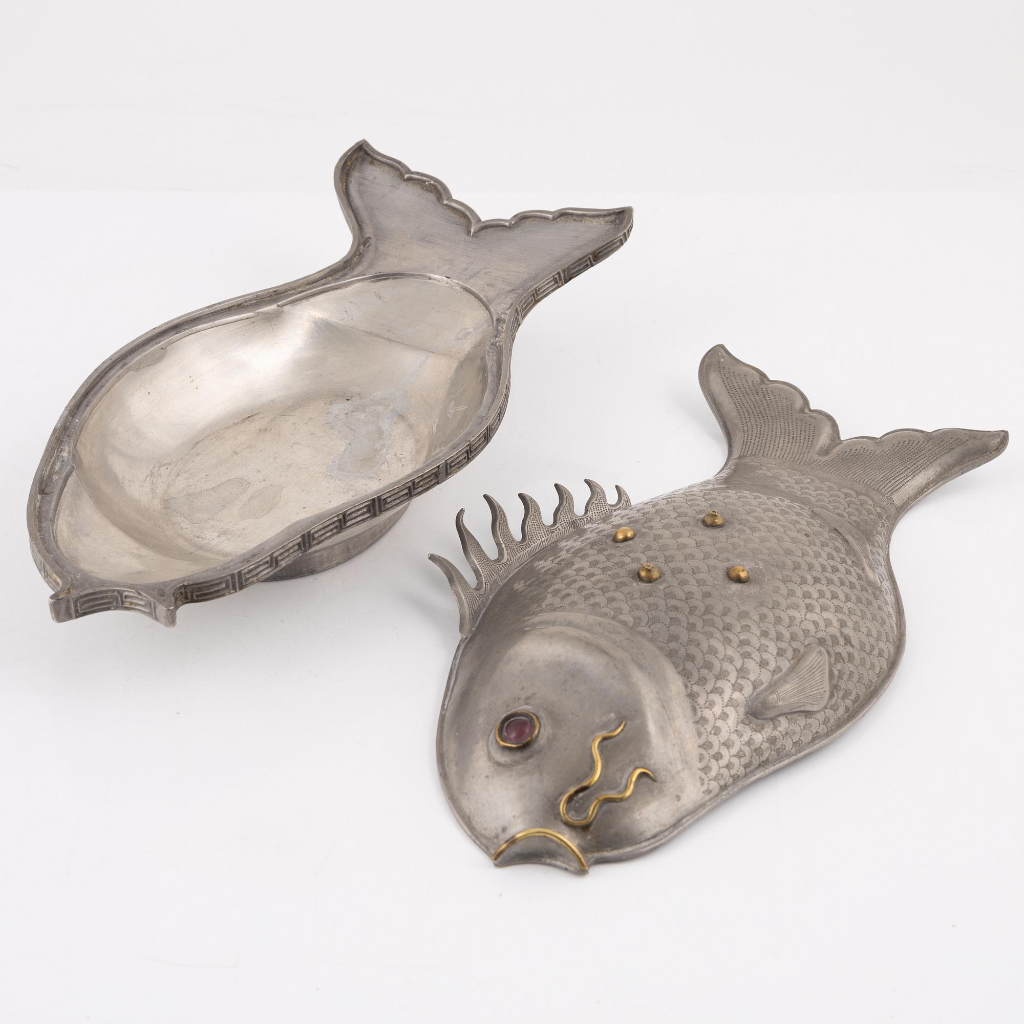 A pewter jelly mould with lid.