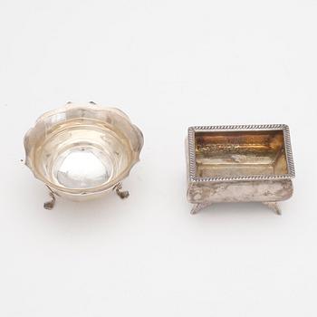 SALTKAR samt SKÅL, silver, London, 1835 respektive 1899. Totalvikt ca 165 gram.