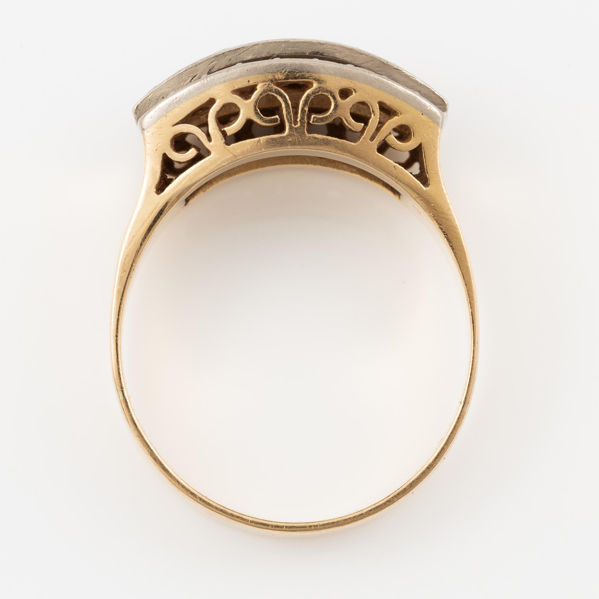 Ring in 18K gold set with round brilliant-cut diamonds, Stigbert.