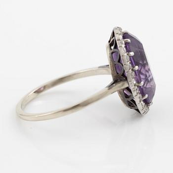 Ring in 18K white gold set with a faceted amethyst and rose-cut diamonds.