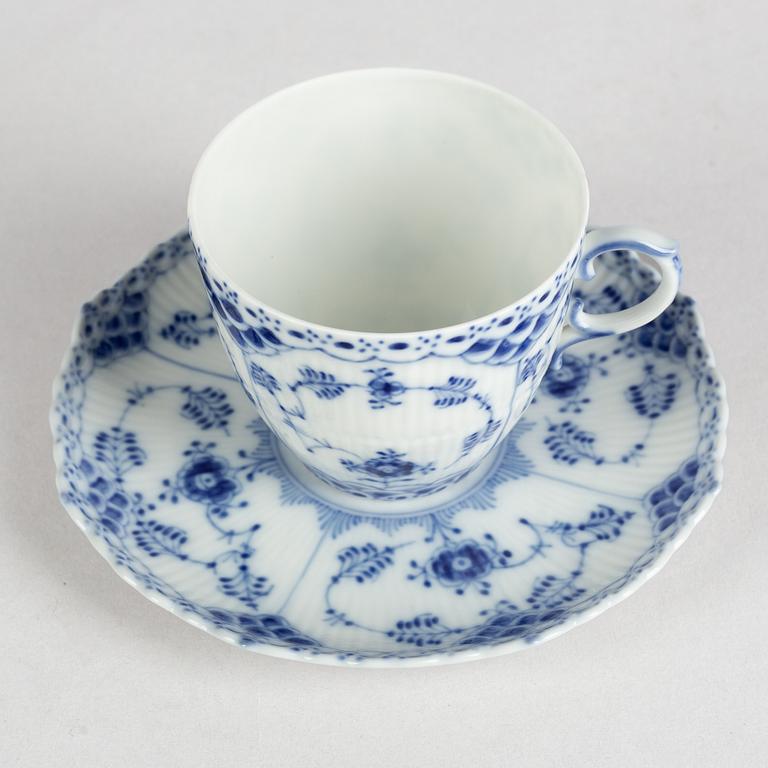 Kaffekoppar med fat, 12 stycken, porslin, Royal Copenhagen, "Musselmalet halvblond", modell 1035, 1900-talets senare del.