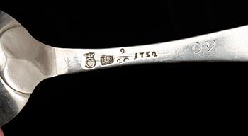 SKEDAR, 12 st, silver, bl a Peter Falk (1765-66) Falköping. främst 1700-tal. Tot vikt ca 605g.