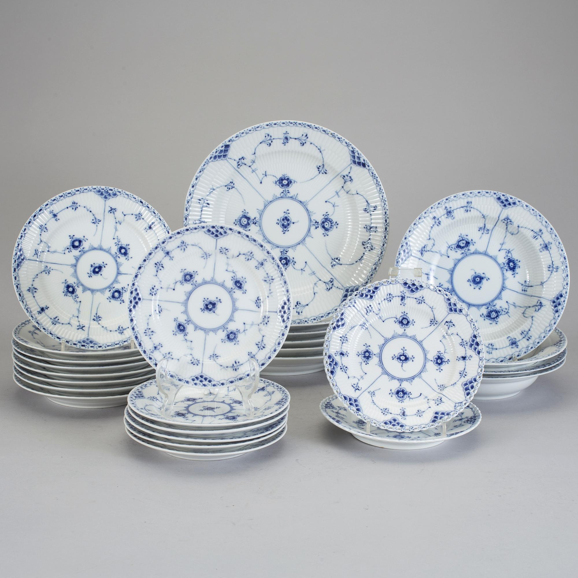 SERVISDELAR, 47 delar, porslin, "Musselmalet", Royal Copenhagen. En del Bing och Gröndahl.