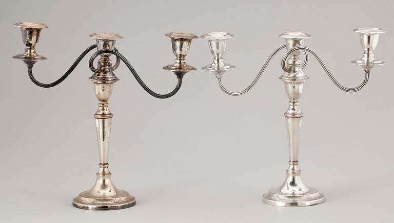 KANDELABRAR, ett par, försilvrad koppar, England, 1900-talets början.